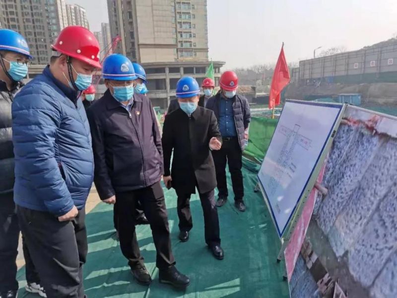 市委常委、市政府黨組成員魏建平調(diào)研左掖門游園停車場項目建設(shè)工作